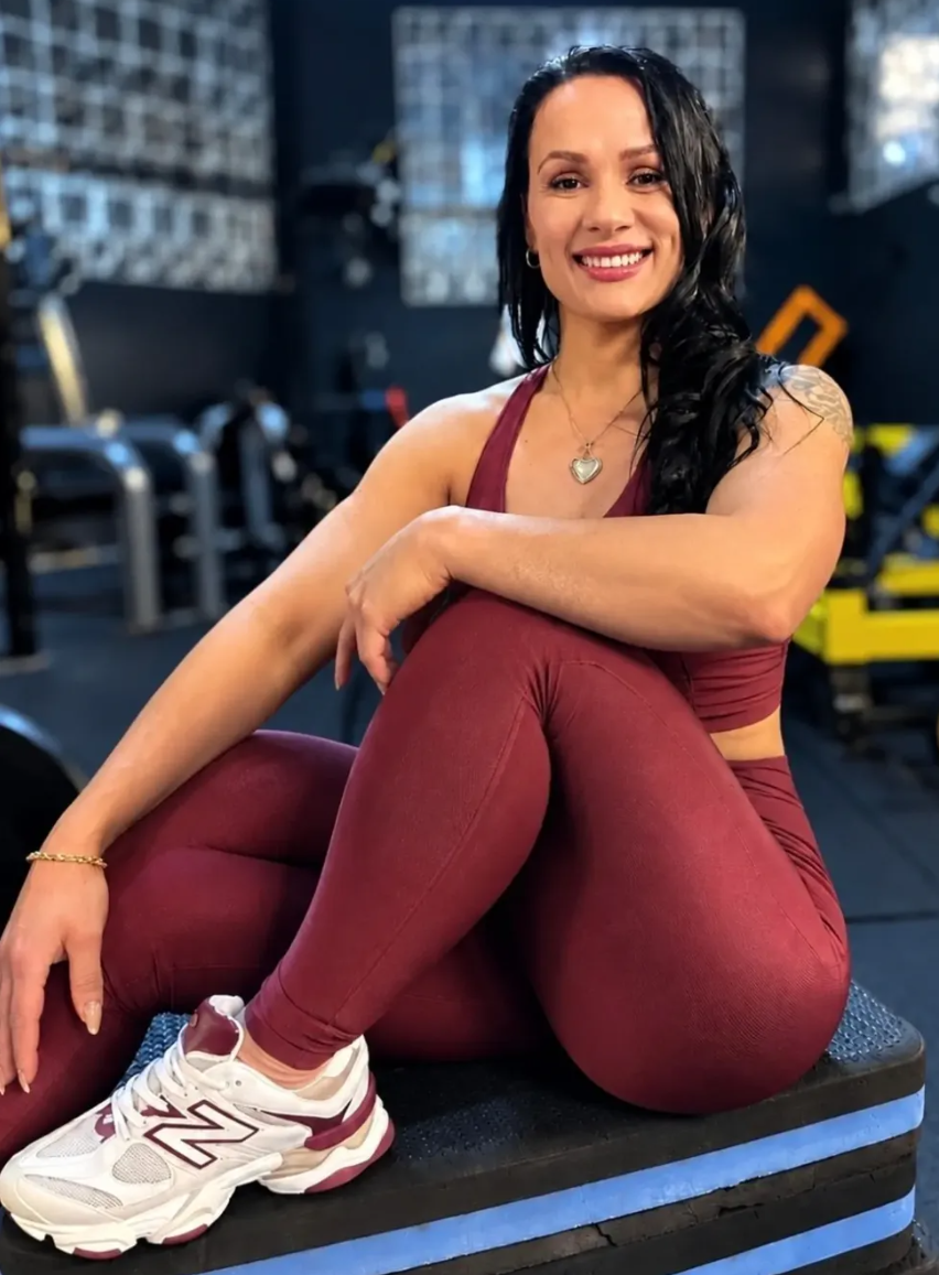 Nice, personal trainer, sorrindo na academia